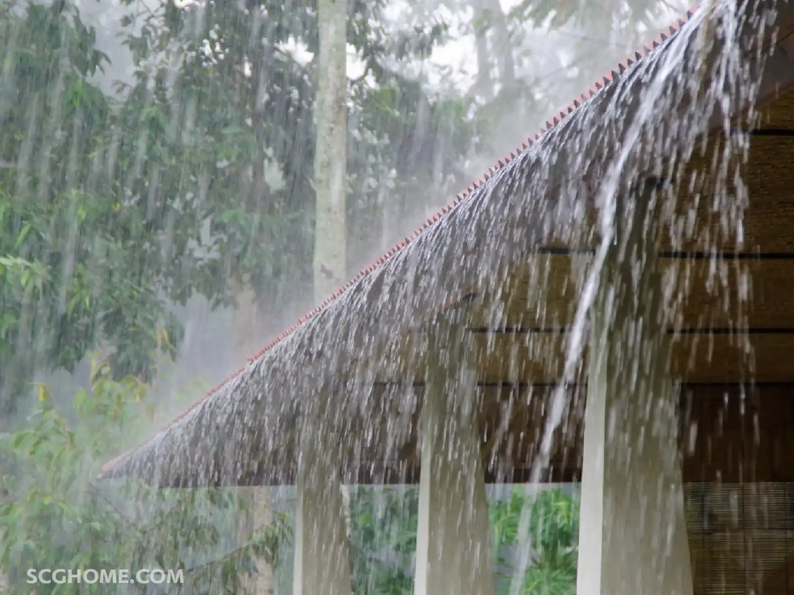 ปัญหาฝนสาดจากหลังคาที่ไม่ได้ติดตั้งรางน้ำฝน น้ำฝนสาดกระจายไร้ทิศทาง