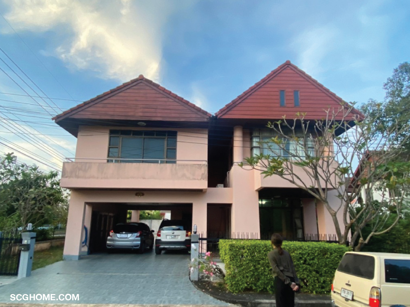 บ้านเดิมที่เป็นรูปแบบบ้านจัดสรรสีชมพู