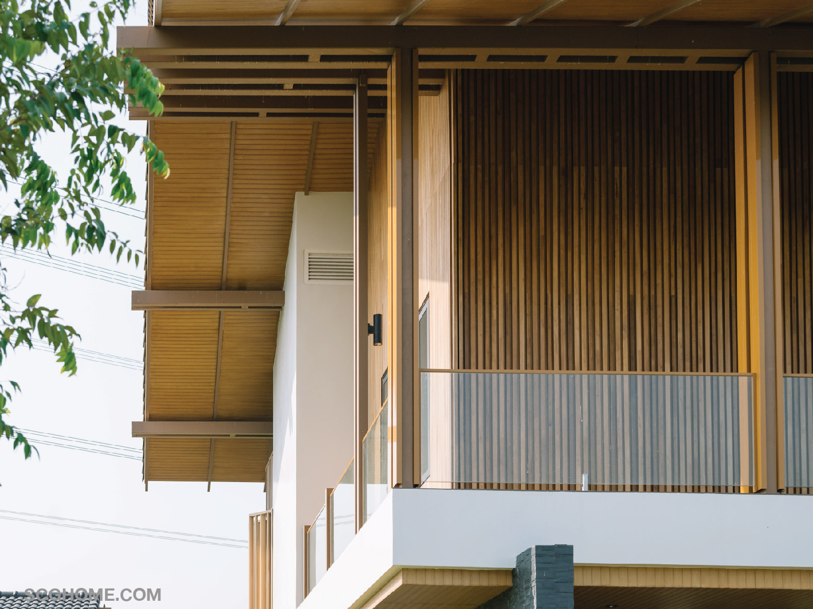 ผนังชั้น 2 กรุด้วยระแนงไม้