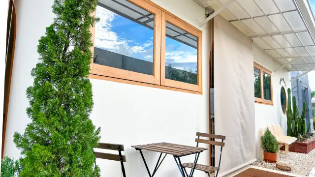 บริการติดตั้งหลังคากันสาดพับได้-ม่านม้วนแนวดิ่ง