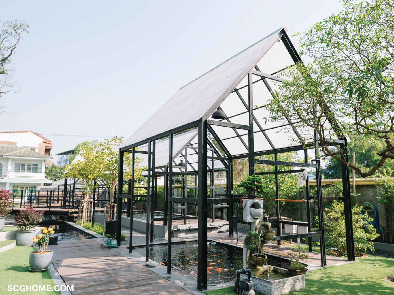 รูปทรงหลังคาทรงจั่วมีความชันสูง