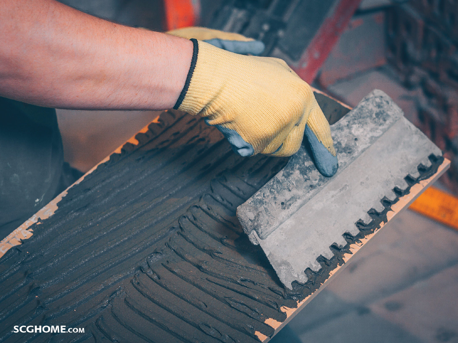 ใช้กาวซีเมนต์ปาดให้เต็มแผ่น