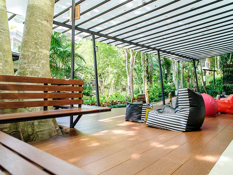 บรรยากาศชวนเอกเขนก บนพื้นระเบียงไม้เทียมหน้าบ้าน