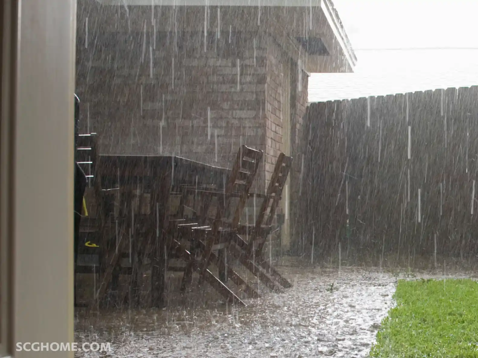 ฝนสาดพื้นที่อเนกประสงค์นอกบ้าน ที่ไม่ได้ติดตั้งกันสาด