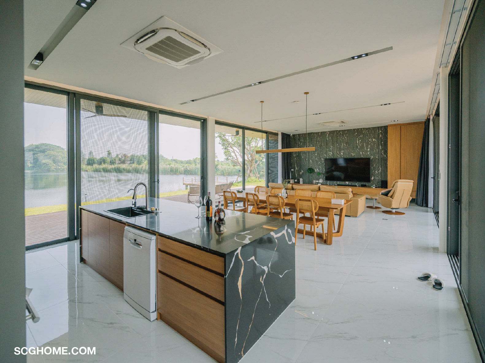 ชั้นล่างเปิดโล่งด้วยกระจกบานใหญ่ทั้ง 2 ด้าน