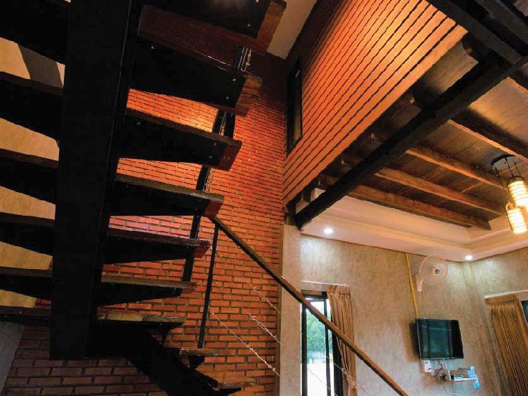 แต่งโถงบันไดด้วยผนังอิฐโชว์แนวสไตล์ลอฟต์