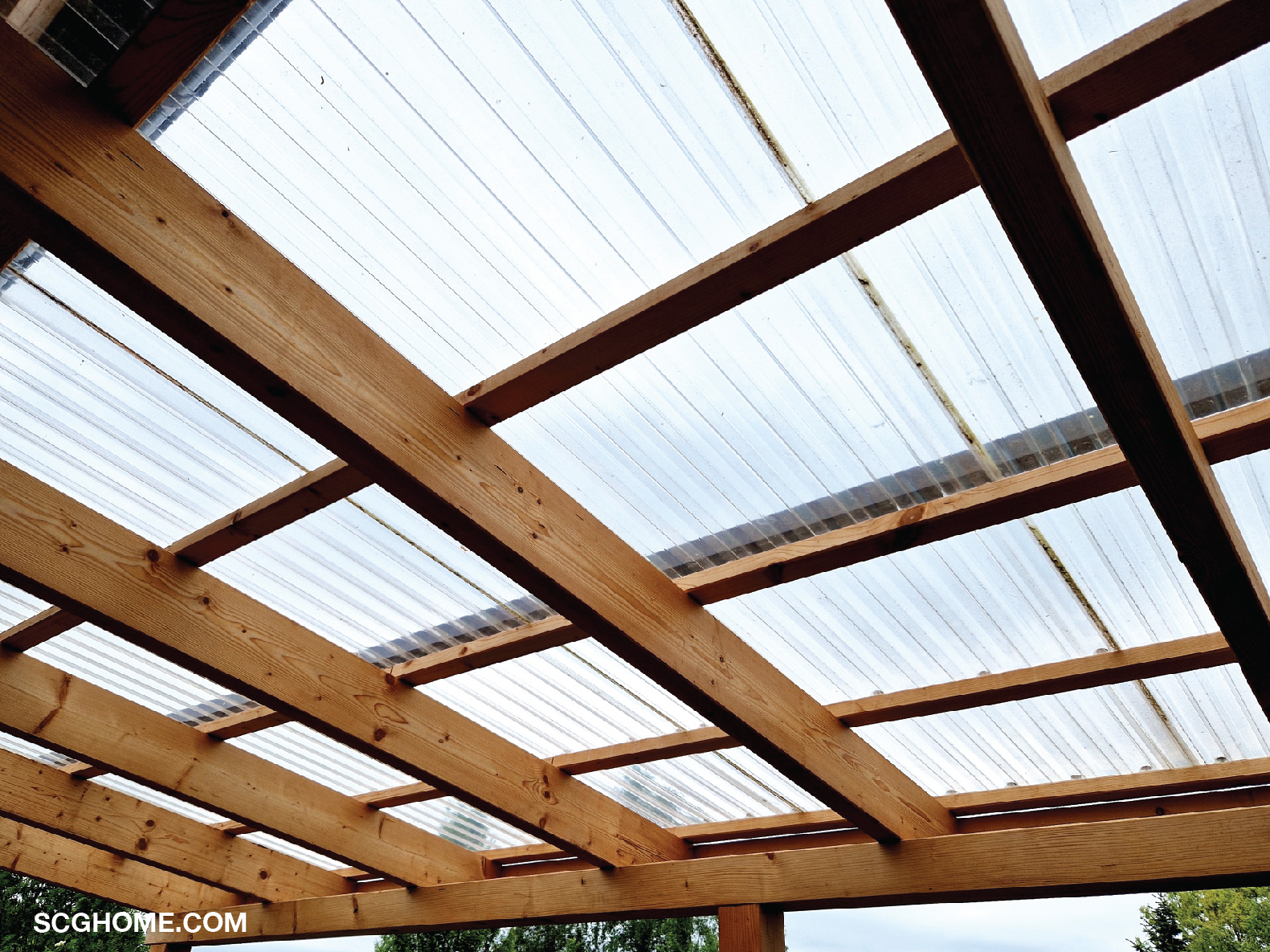 แผ่นโปร่งแสงไฟเบอร์กลาสให้แสงธรรมชาติส่องผ่านลงมาได้