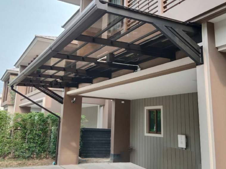 ต่อเติมหลังคาโรงรถหน้าบ้าน ด้วยอะคริลิกโปร่งแสงโทนสีน้ำตาล