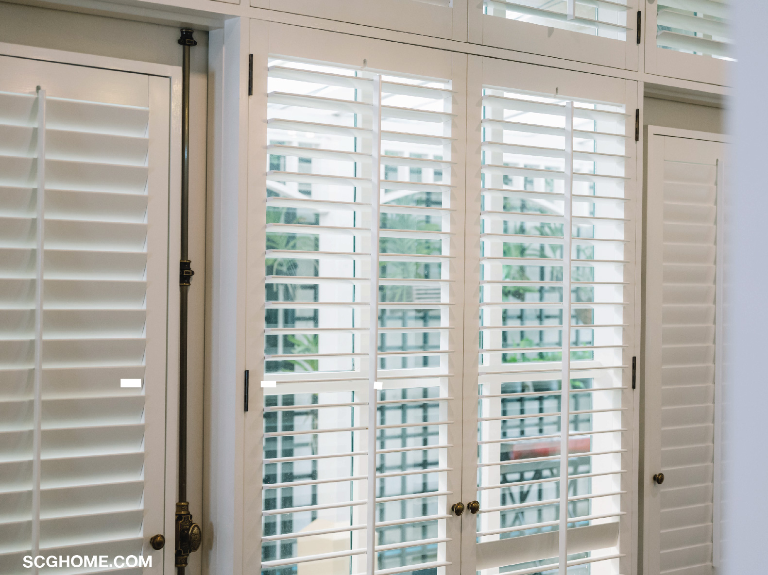 บานเกล็ดไม้ช่วยในการกรองแสงแทนการติดผ่าม่าน