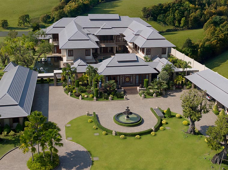 บ้านหลังใหญ่สไตล์ร่วมสมัยท่ามกลางความร่มรื่นของต้นไม้อันเขียวขจี