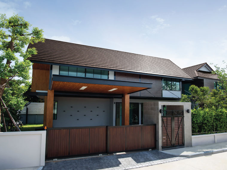 บ้านลุคโมเดิร์นเรียบง่ายหลังคาจั่วสีน้ำตาล ผสานความเป็นธรรมชาติ