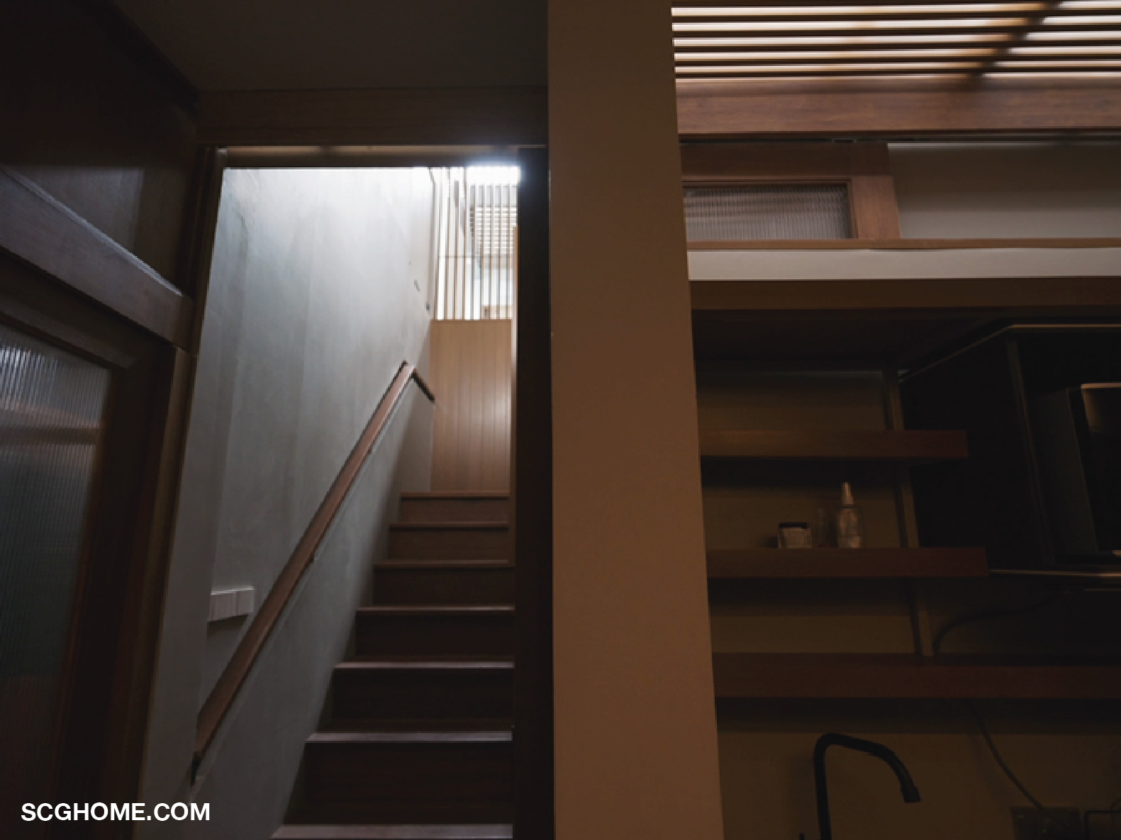 บันได ท็อปเคาน์เตอร์ และชั้นลอยในครัว