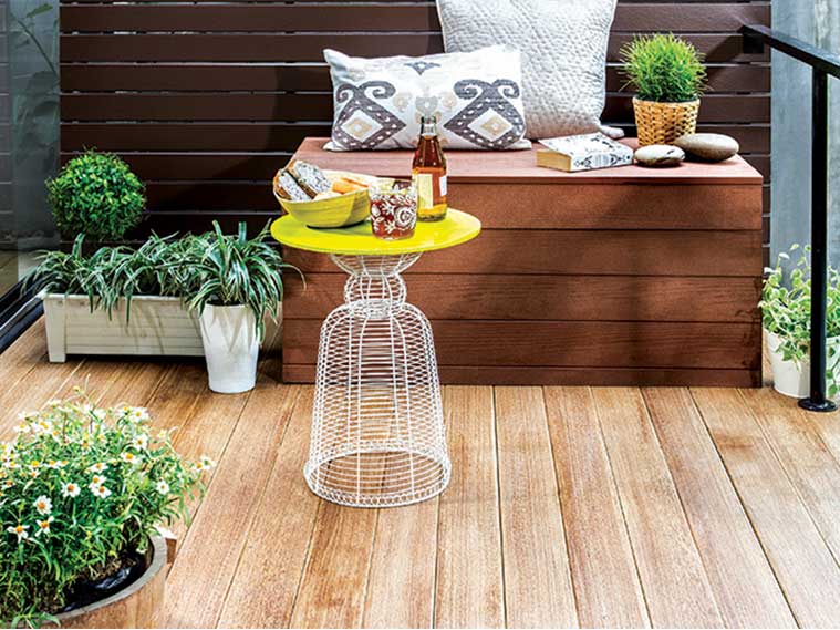 แต่งระเบียงพื้นที่น้อยให้น่านั่งพักผ่อนด้วยไม้เทียมหลากรูปแบบ