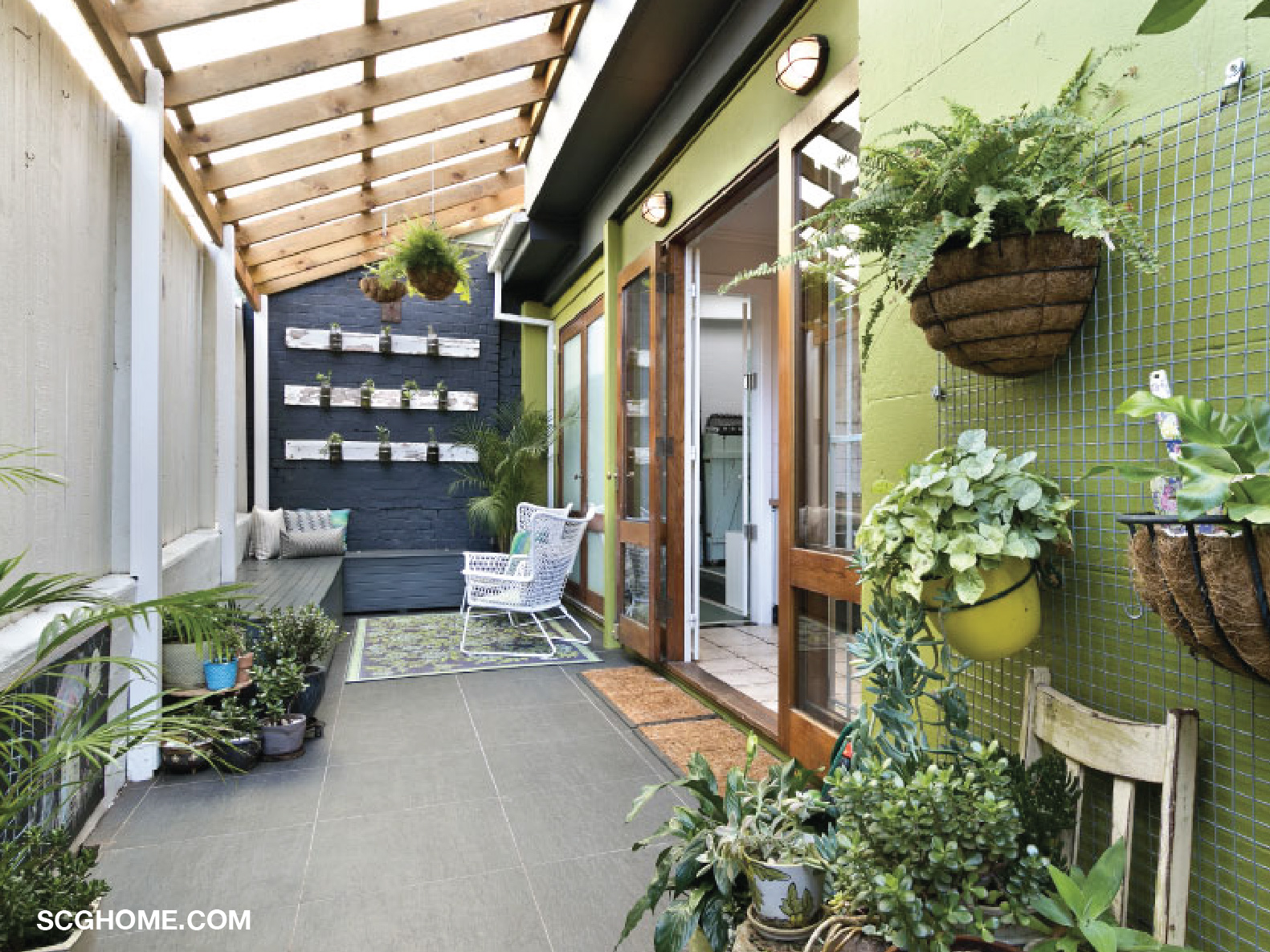 ต่อเติมกันสาดด้านหลังบ้านด้วยแผ่นโปร่งแสง