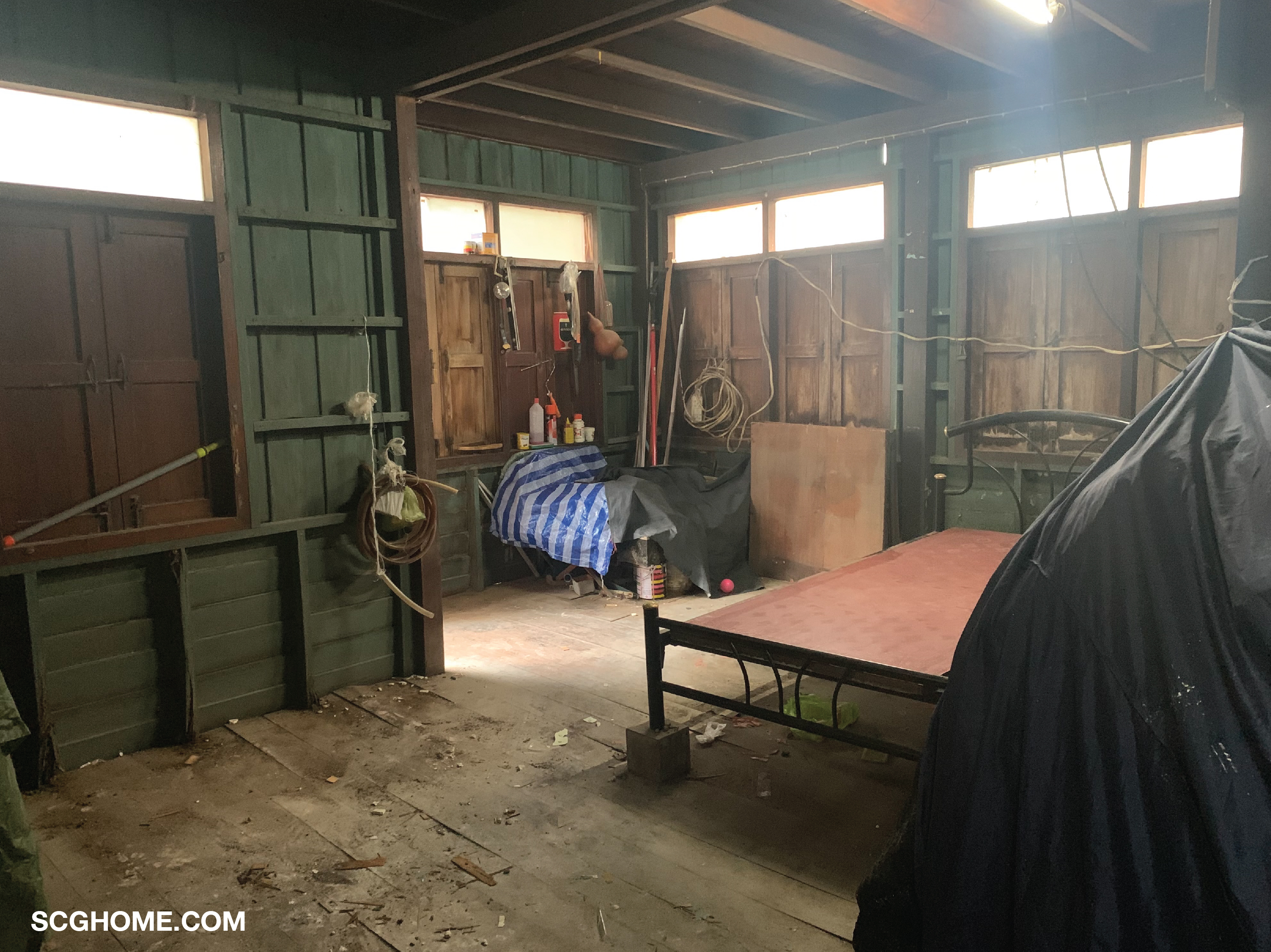 พื้นชั้นล่างบางส่วนมีร่องรอยน้ำท่วมถึง