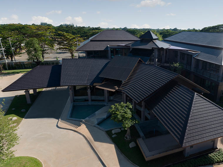 กระเบื้องหลังคาที่เรียบง่ายกับรูปทรงหลังคาที่ซับซ้อน