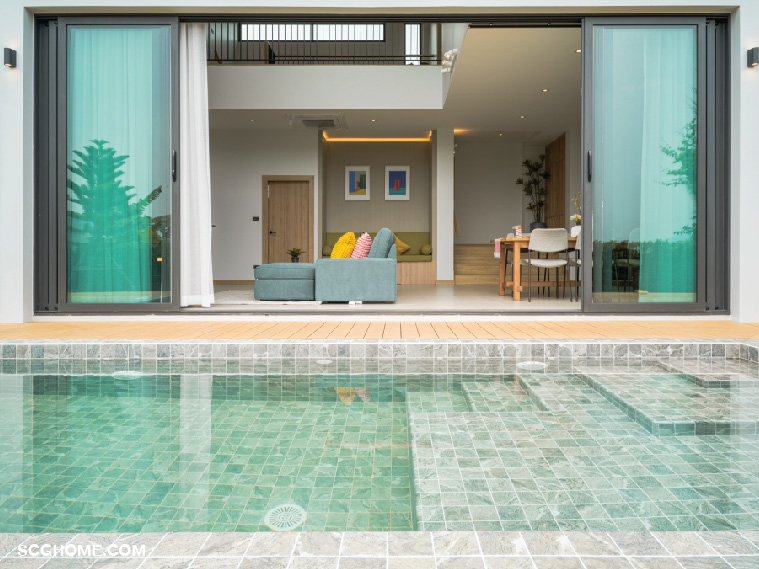 พื้นที่พักผ่อนเชื่อมต่อกับสระว่ายน้ำและสวน