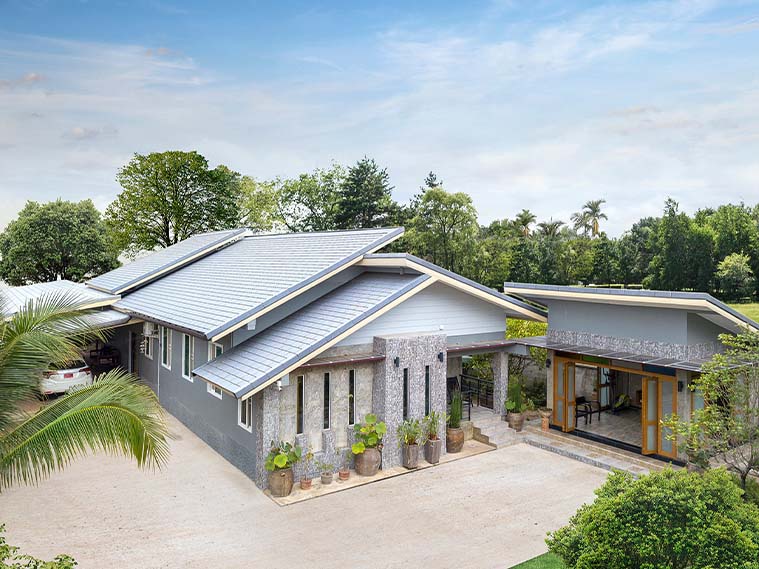 ลูกเล่นหลังคาเพิงแหงนกับบ้านชั้นเดียวโทนสีฟ้าเทาตกแต่งสไตล์ธรรมชาติ