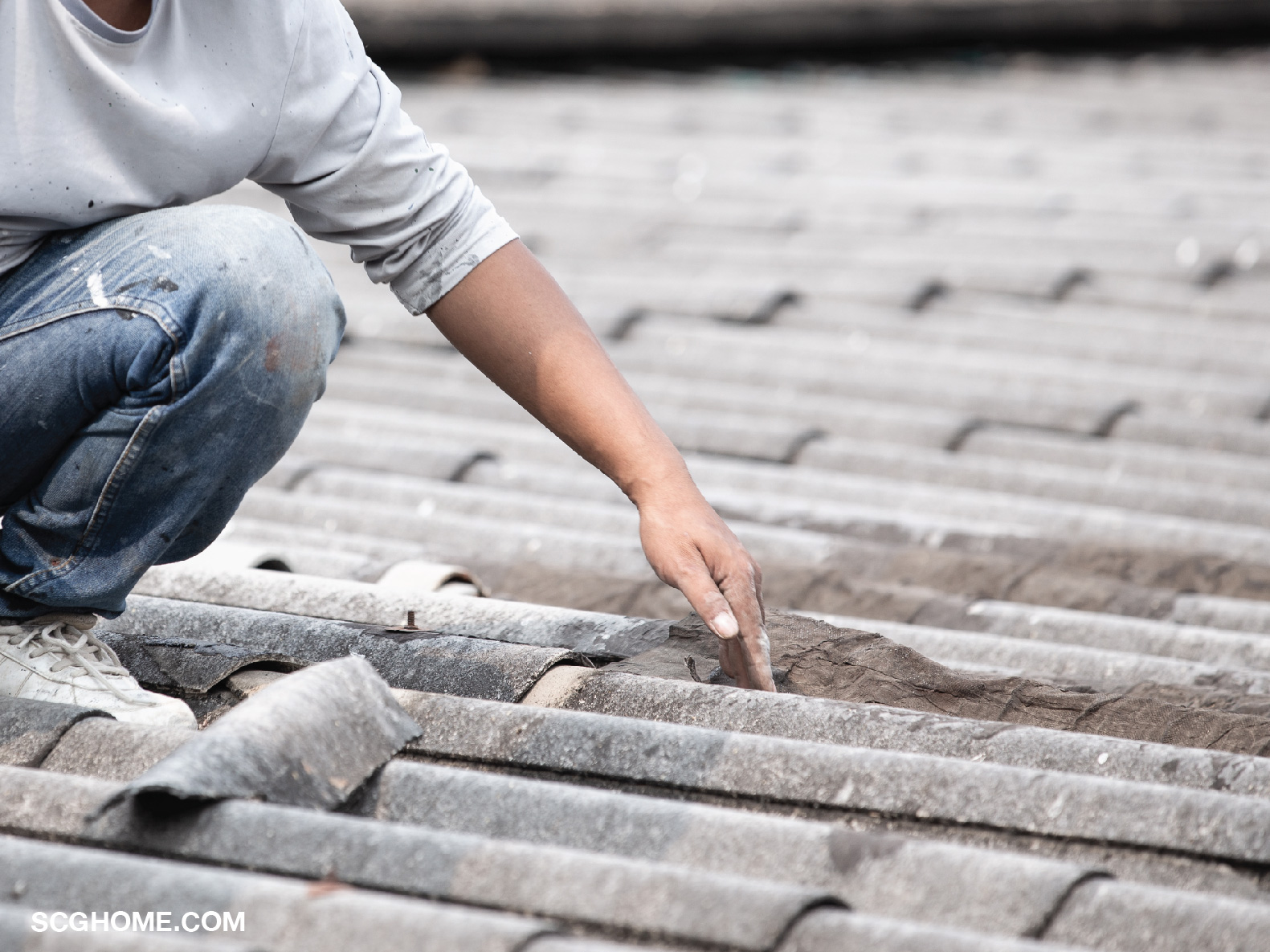 กระเบื้องหลังคาเสื่อมสภาพ กรอบ แตก ผุพัง