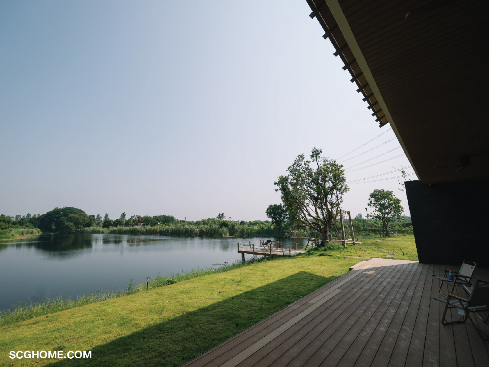 ระเบียงบ้านขนาดใหญ่รับกับพื้นที่กลางบ้าน