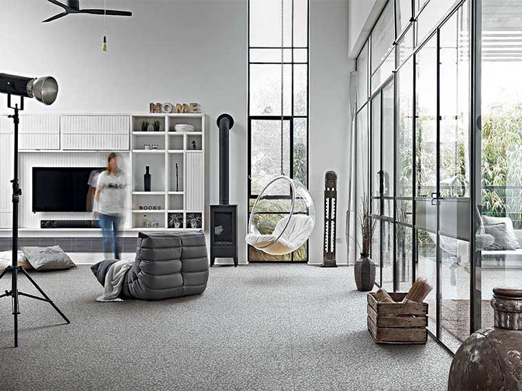 ตกแต่งห้องนั่งเล่นสูงโปร่งเรียบง่ายในโทนขาวเทา