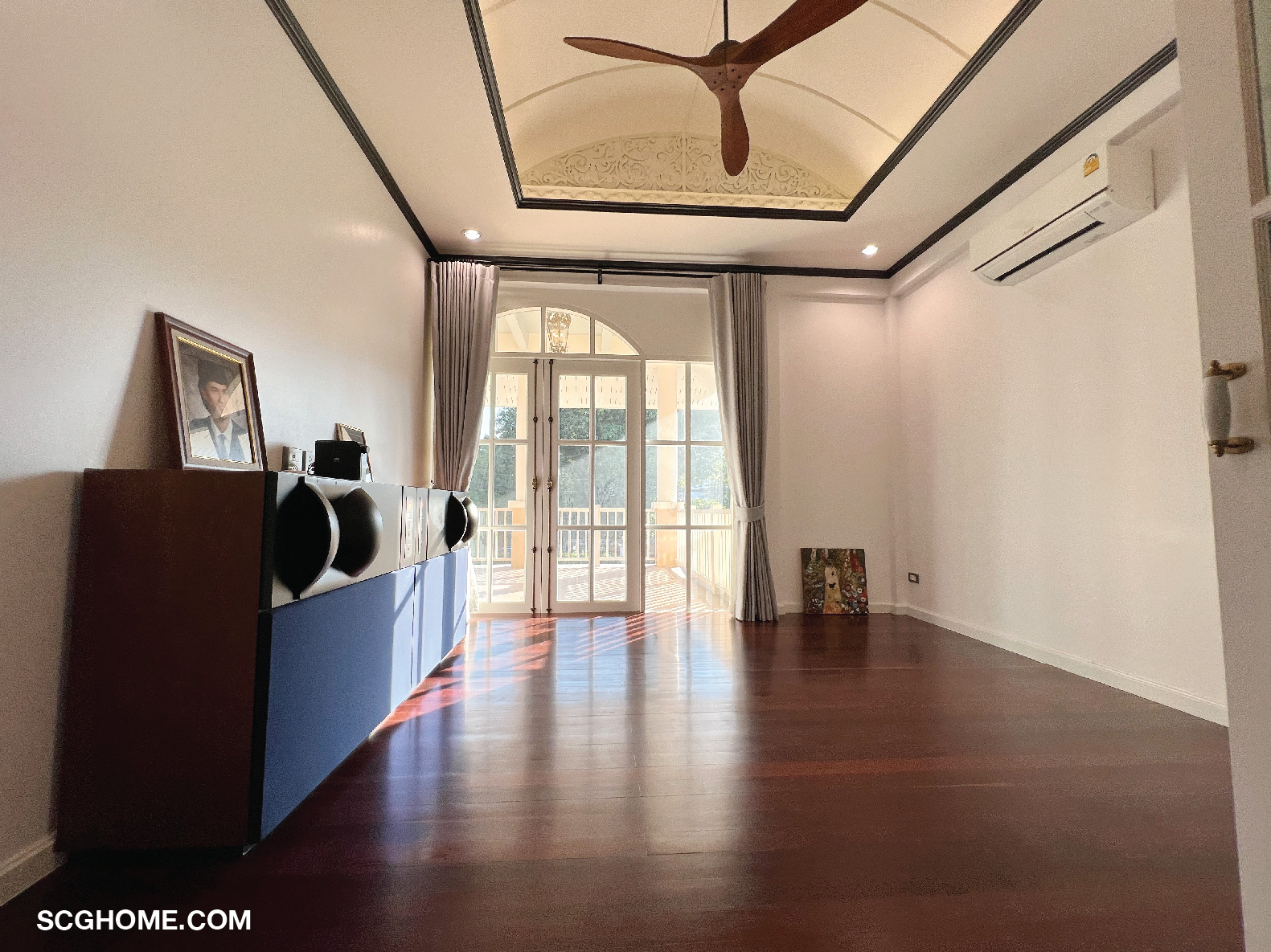 ห้องนอนชั้นบนที่เป็นฝ้าหลุม