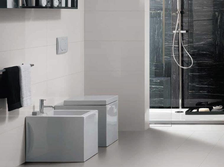 ห้องน้ำโทนขาวดำ เรียบง่ายด้วยเส้นสายและรูปทรงสี่เหลี่ยม