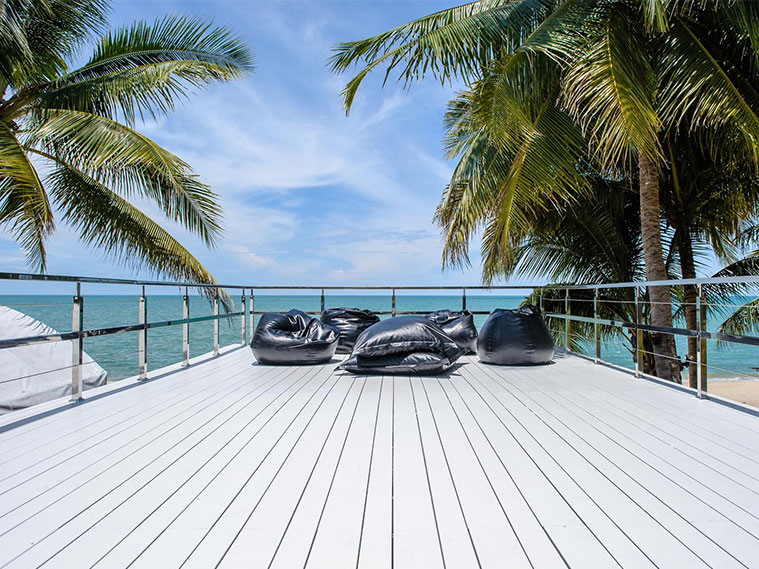 แต่งพื้นไม้เทียม เป็นดาดฟ้าน่านั่งเล่นริมทะเล