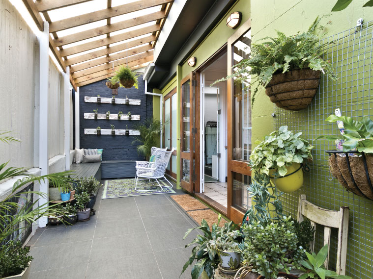 ต่อเติมหลังคาหลังบ้านสร้างสรรค์พื้นที่นั่งเล่นรับแสงธรรมชาติ