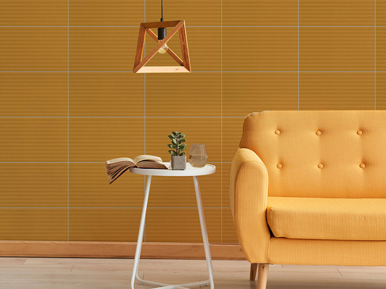 มุมพักผ่อนแสนสบาย ในห้องนั่งเล่นแบบร่วมสมัยกลิ่นอายเรโทร