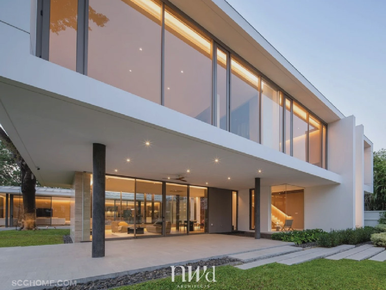 ชั้นล่างเป็นห้องนั่งเล่นและห้องทำงาน ชั้นบนเป็นห้องนอน