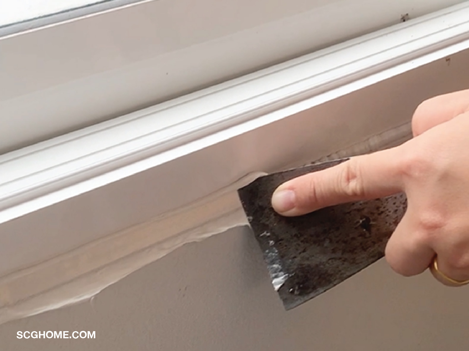 ใช้เกรียงปาดยาแนว