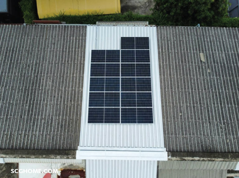 หลังคาโซล่าเซลล์ SCG solar roof หลังคาโซลาร์เซลล์ SCGภาพ: ตัวอย่างการติดตั้งระบบหลังคาโซลาร์ เอสซีจี บนหลังคาลอนคู่ที่ผ่านการปรับปรุงหลังคาด้วยวิธี Top Up Roof ณ ตำแหน่งติดตั้งแผงโซลาร์เซลล์