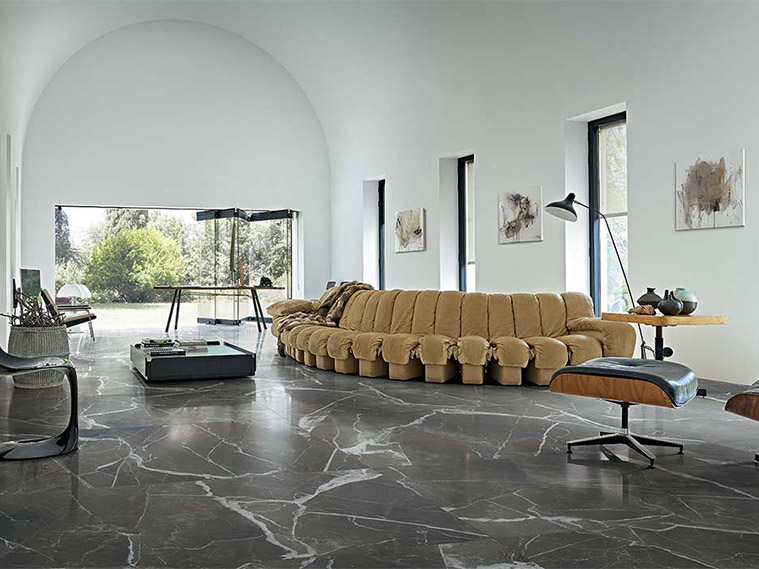 ห้องนั่งเล่นแฝงเสน่ห์ย้อนยุคโดดเด่นด้วยพื้นลายหินอ่อนสีดำ