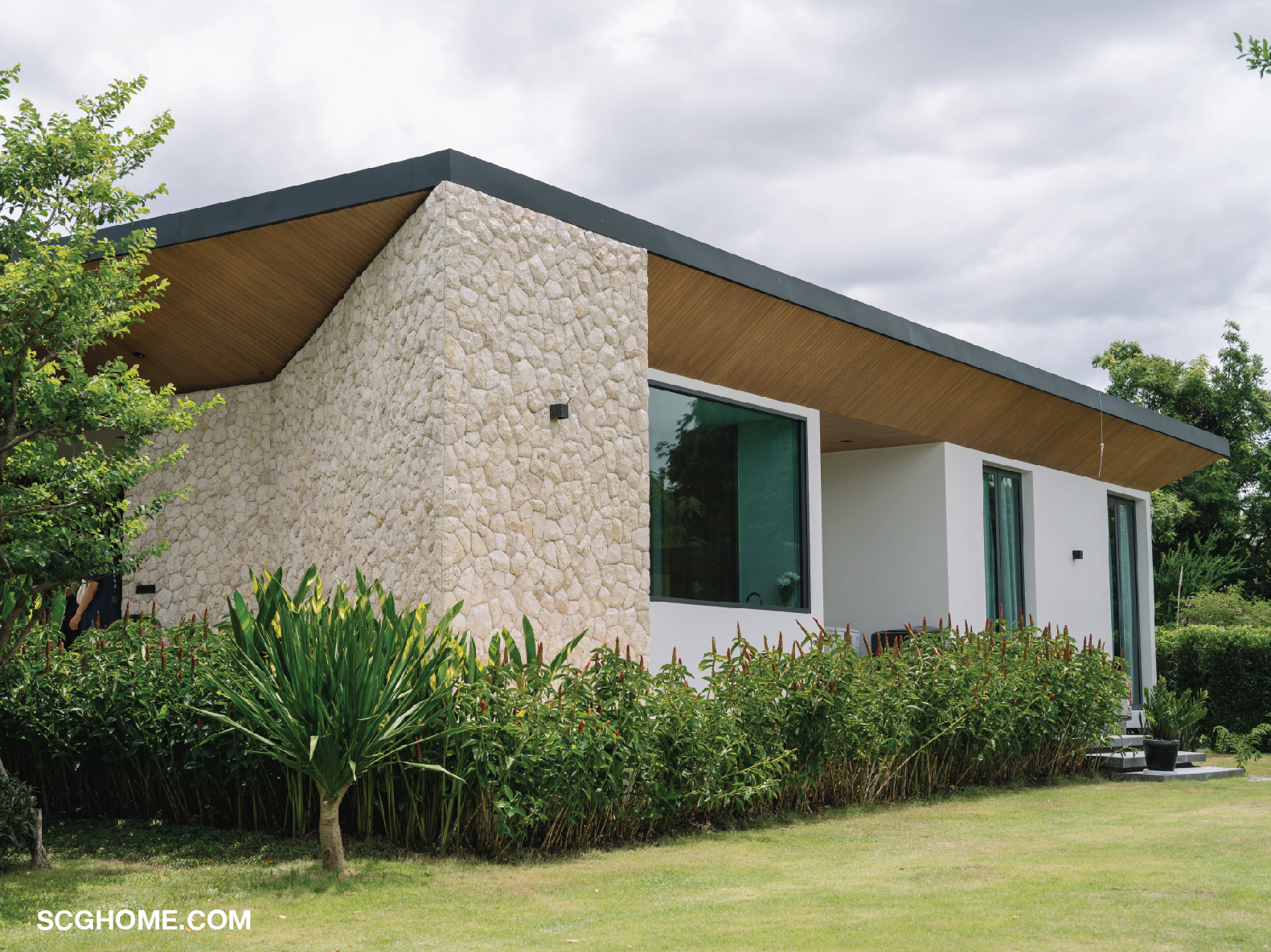 ผนังด้านหน้าบ้านเลือกใช้หินภูเขา