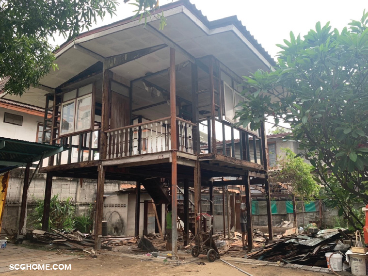 รื้อพื้นชั้นล่างและผนัง เพื่อตรวจสอบโครงสร้างเสาคานของบ้าน