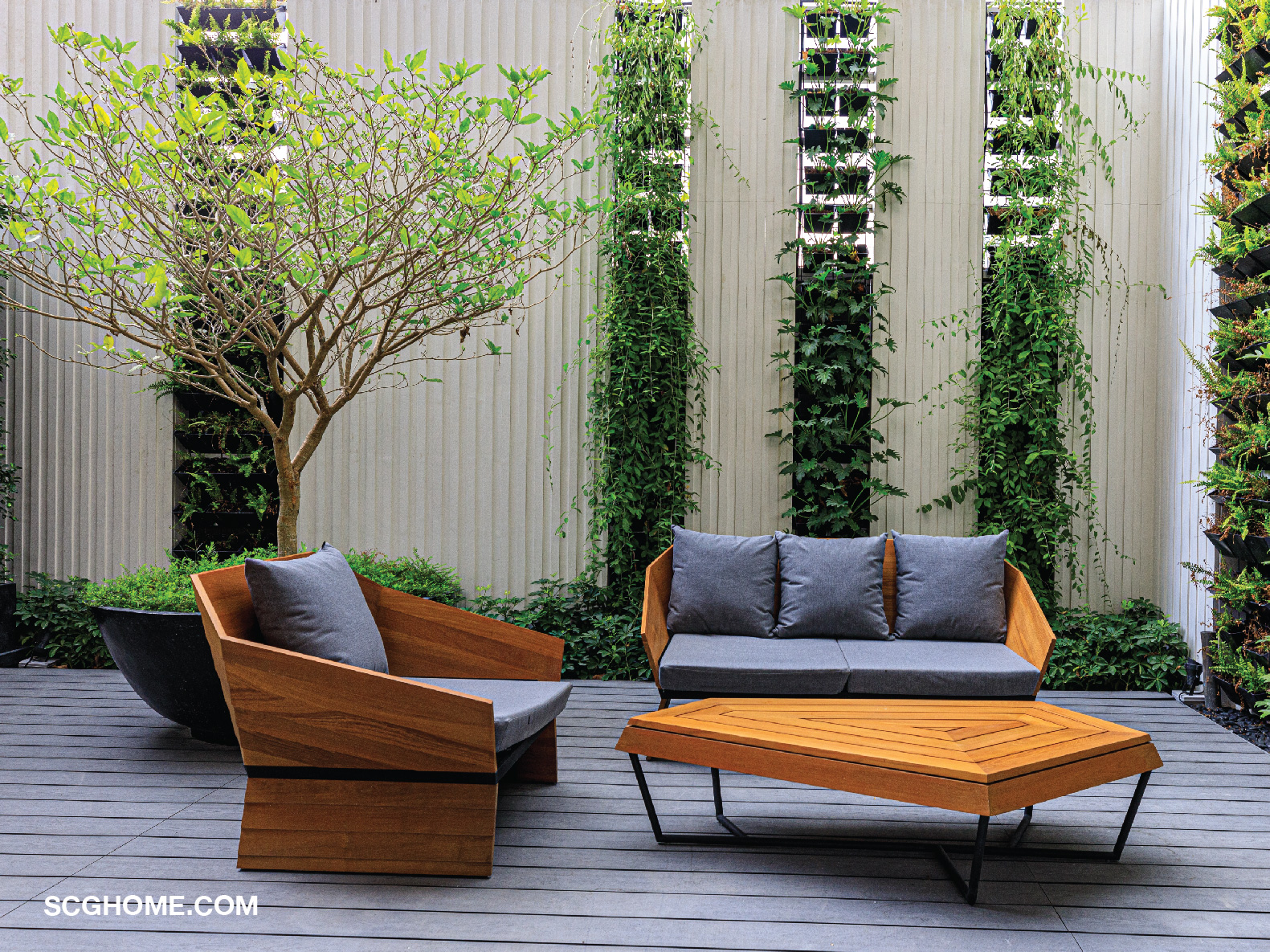 แต่งพื้นที่ว่างหลังบ้านให้น่าใช้งาน และดีไซน์แผงบังตาเพื่อเป็นส่วนตัว