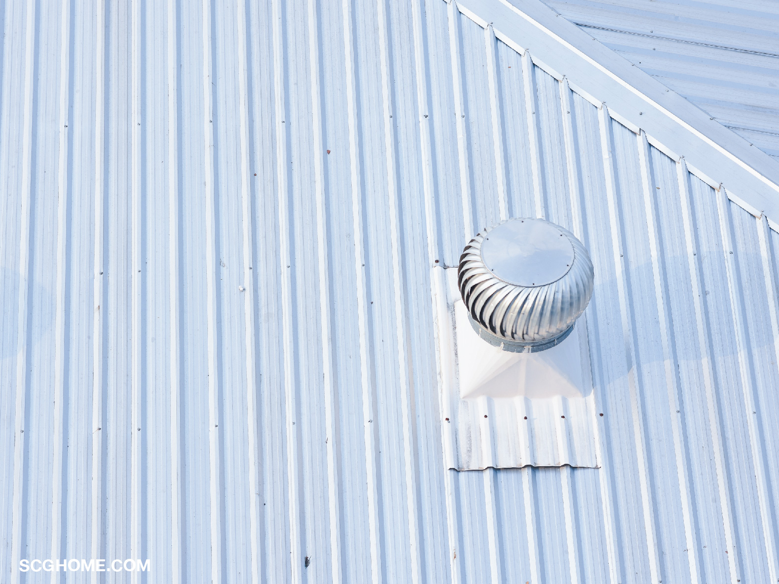 ลูกหมุนระบายอากาศบนหลังคาเมทัลชีท