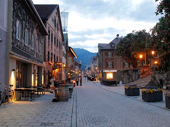 พาเที่ยว “การ์มิซ” เดินชมบ้านสวย เสน่ห์จากสถาปัตยกรรมเมืองหนาว