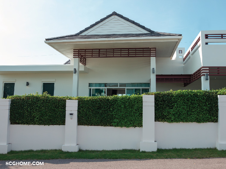 รั้วก่ออิฐบล็อกดีไซน์สวยล้อกับต้นไม้เข้ากับสไตล์บ้าน