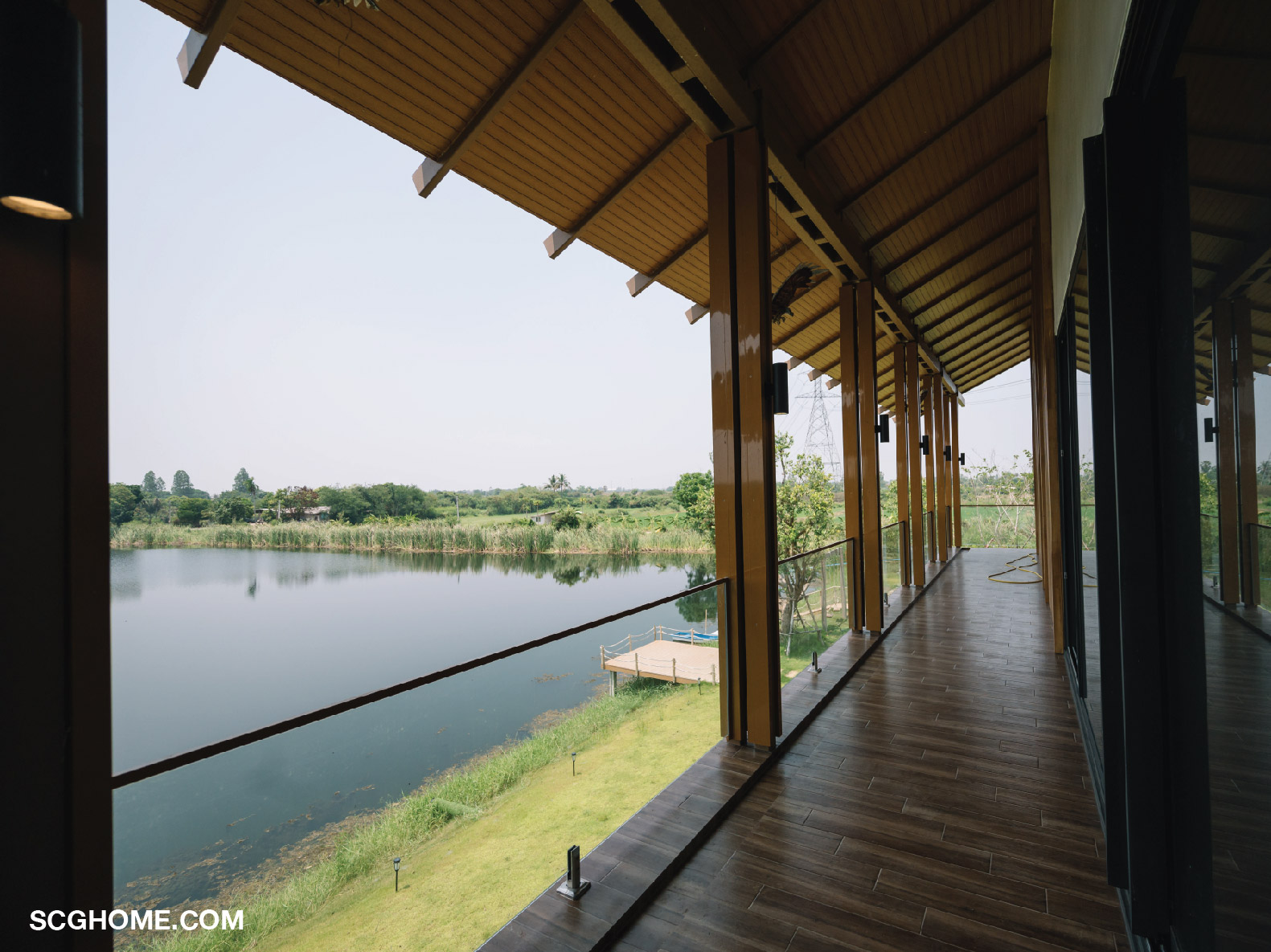 ระเบียงขนาดใหญ่และชายคาที่ยื่นยาว