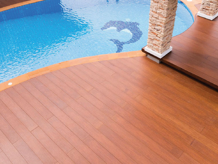 ระเบียงไม้ พื้นที่ผ่อนคลายรอบสระว่ายน้ำ