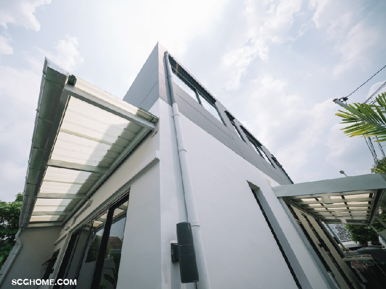 หลังคากันสาดเลือกใช้แผ่นโปร่งแสงแบบลอนสีขาวขุ่น