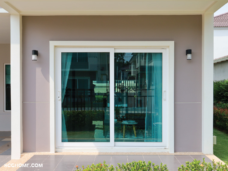 ประตูบานเลื่อนกระจกสีเขียวช่วยกรองแสงจากภายนอก