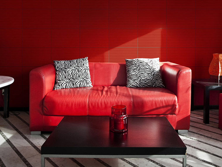แต่งห้องนั่งเล่นสีแดง ให้ร้อนแรงแบบร่วมสมัย