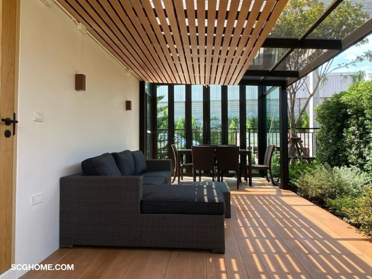 หลังคาโปร่งแสง ระแนงไม้เทียม กับมุมผ่อนคลาย