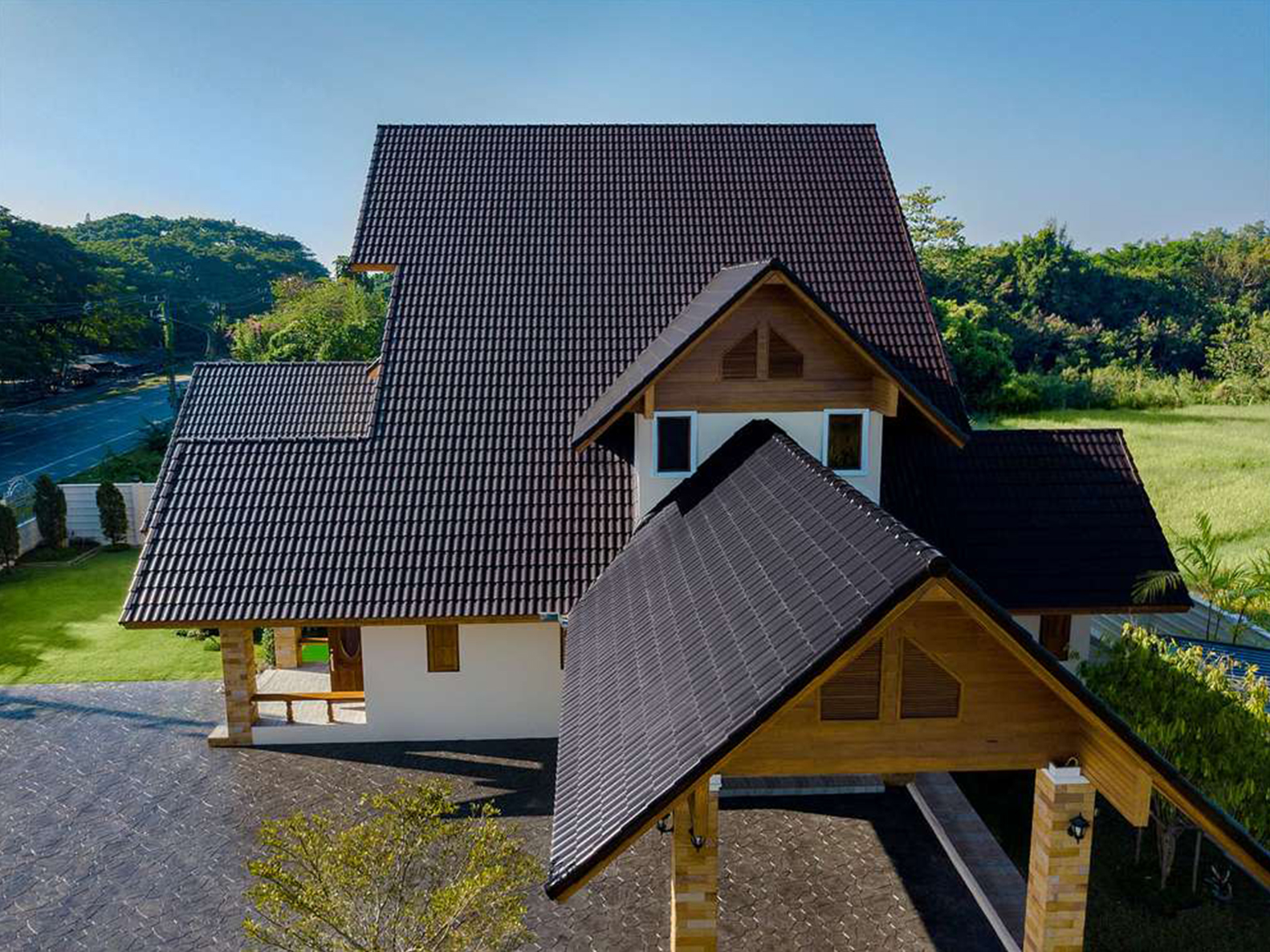 บ้านสไตล์ธรรมชาติกับหลังคาจั่วทรงสูงสีเข้ม ดูโดดเด่นมั่นคง