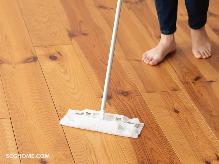 ทำความสะอาดไม้พื้น SPC กระเบื้องยาง SPC ด้วยผ้าหมาด