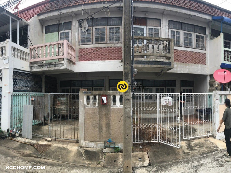 สภาพภายนอกอาคารทาวน์เฮ้าส์ติดกัน 2 ยูนิต