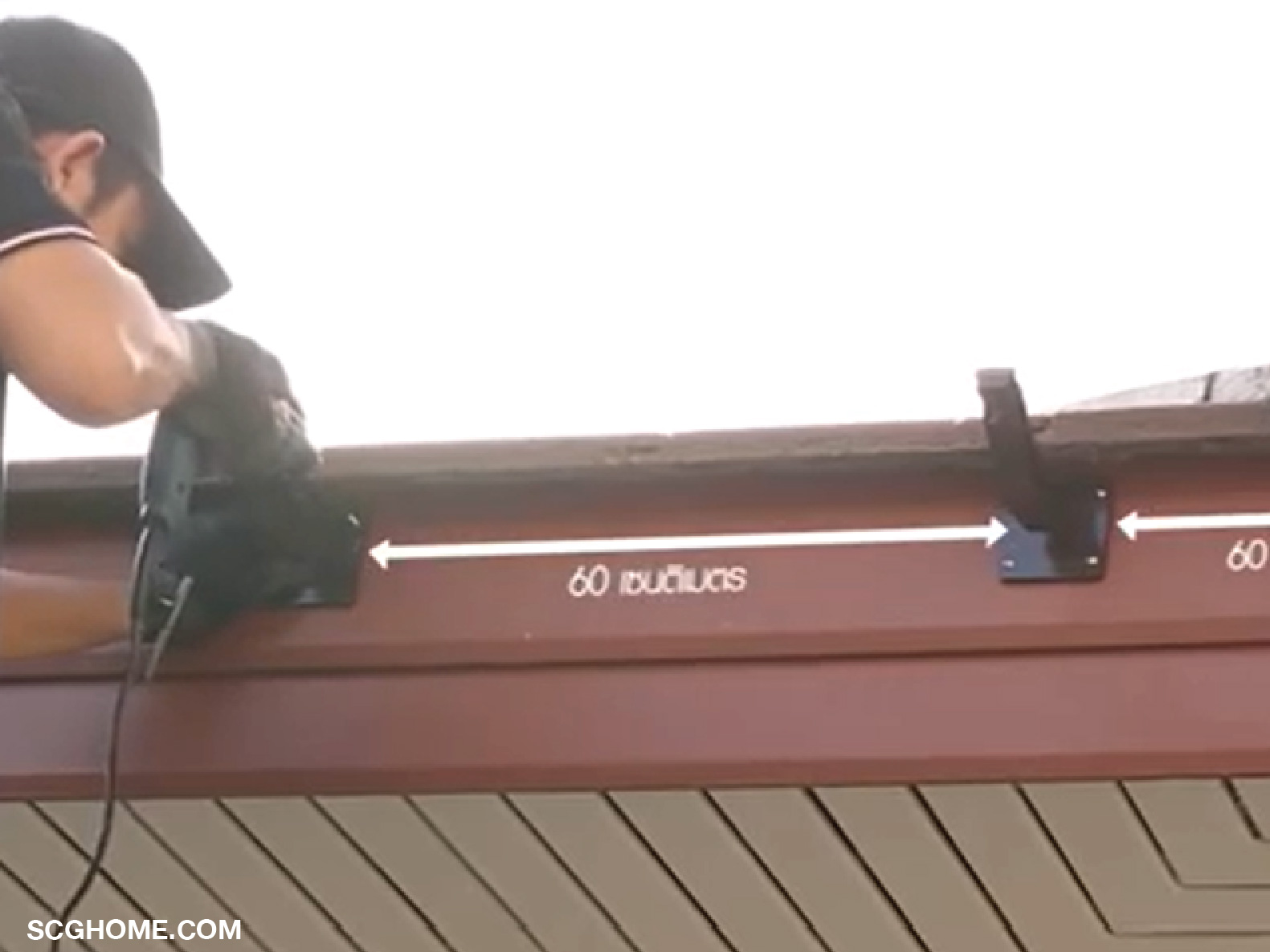 ติดตั้งตะขอแขวนรางทุกระยะ 60 ซม.